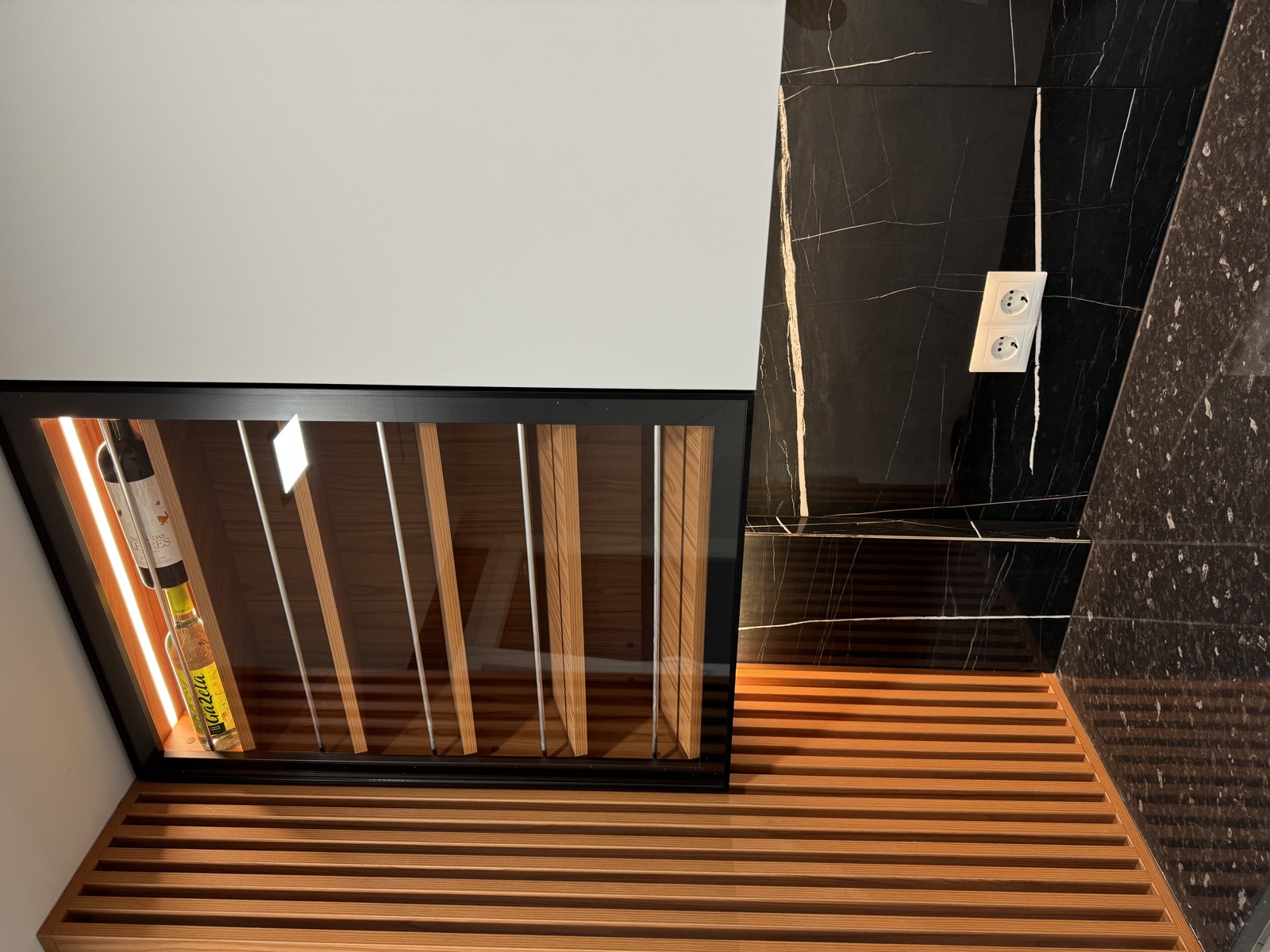 Garrafeira com iluminação LED e painel ripado — Corroios
